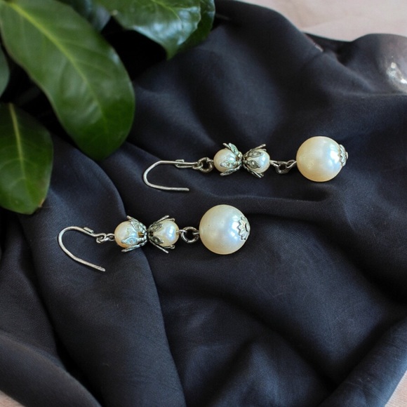 Vintage pair of dangling earrings, silver and faux pearl. GVC - Picture 2 of 4